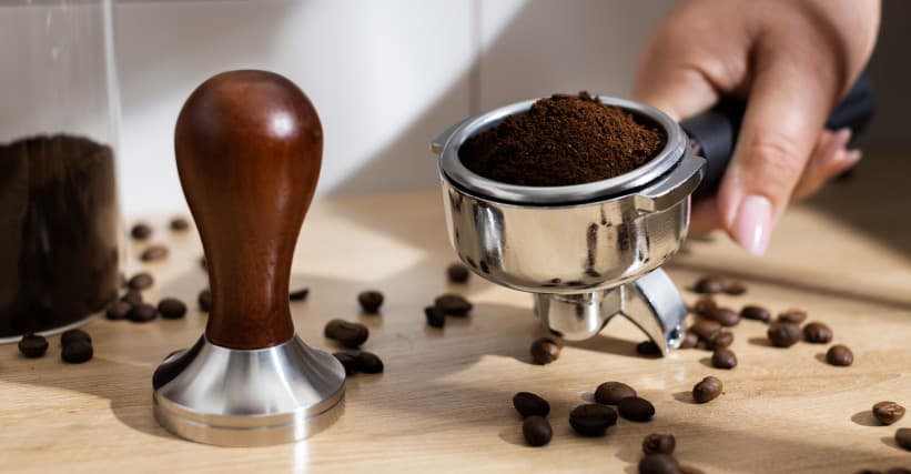 Café moído e grãos sobre a mesa